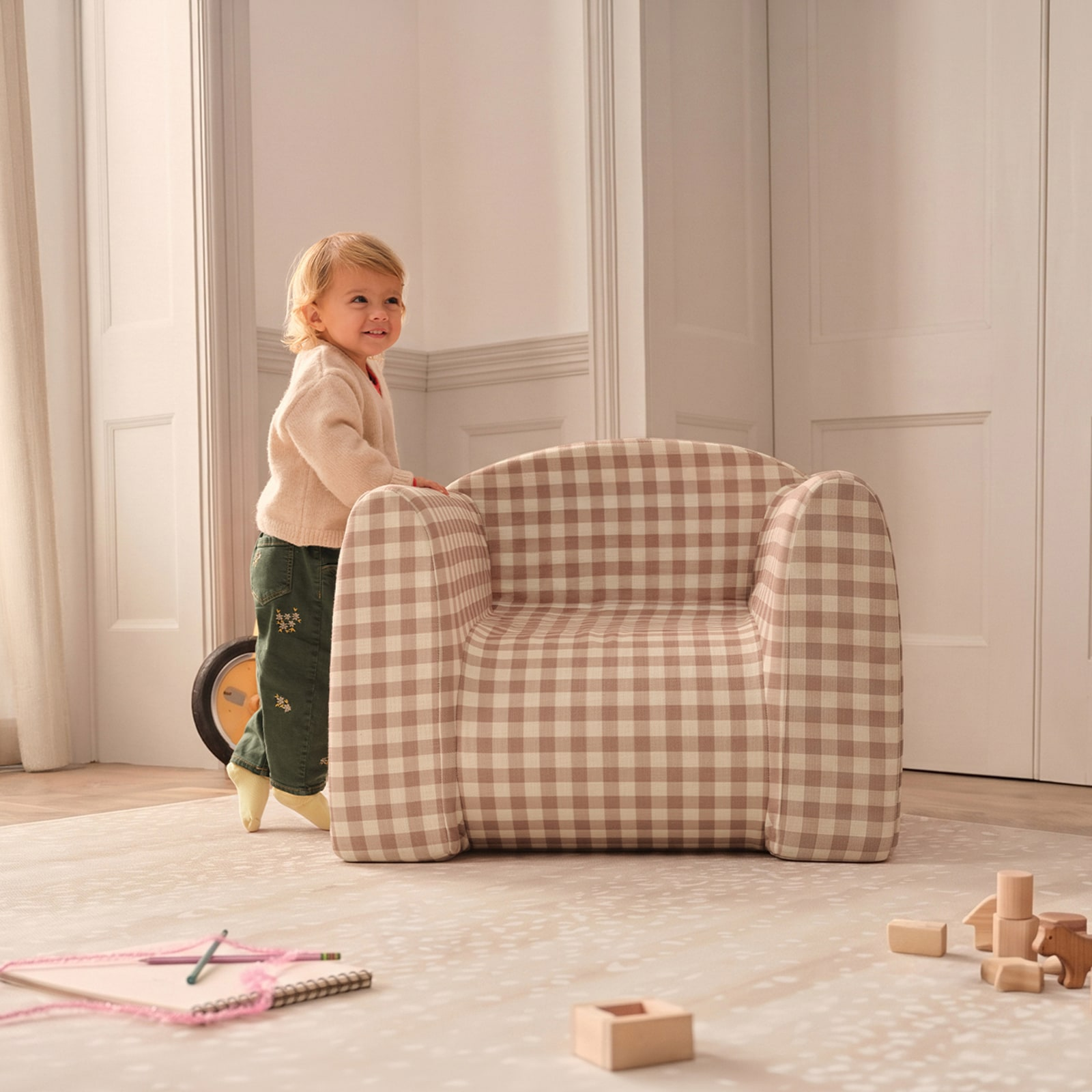 House of Noa Play Chair - Gingham Coffee, Regular.