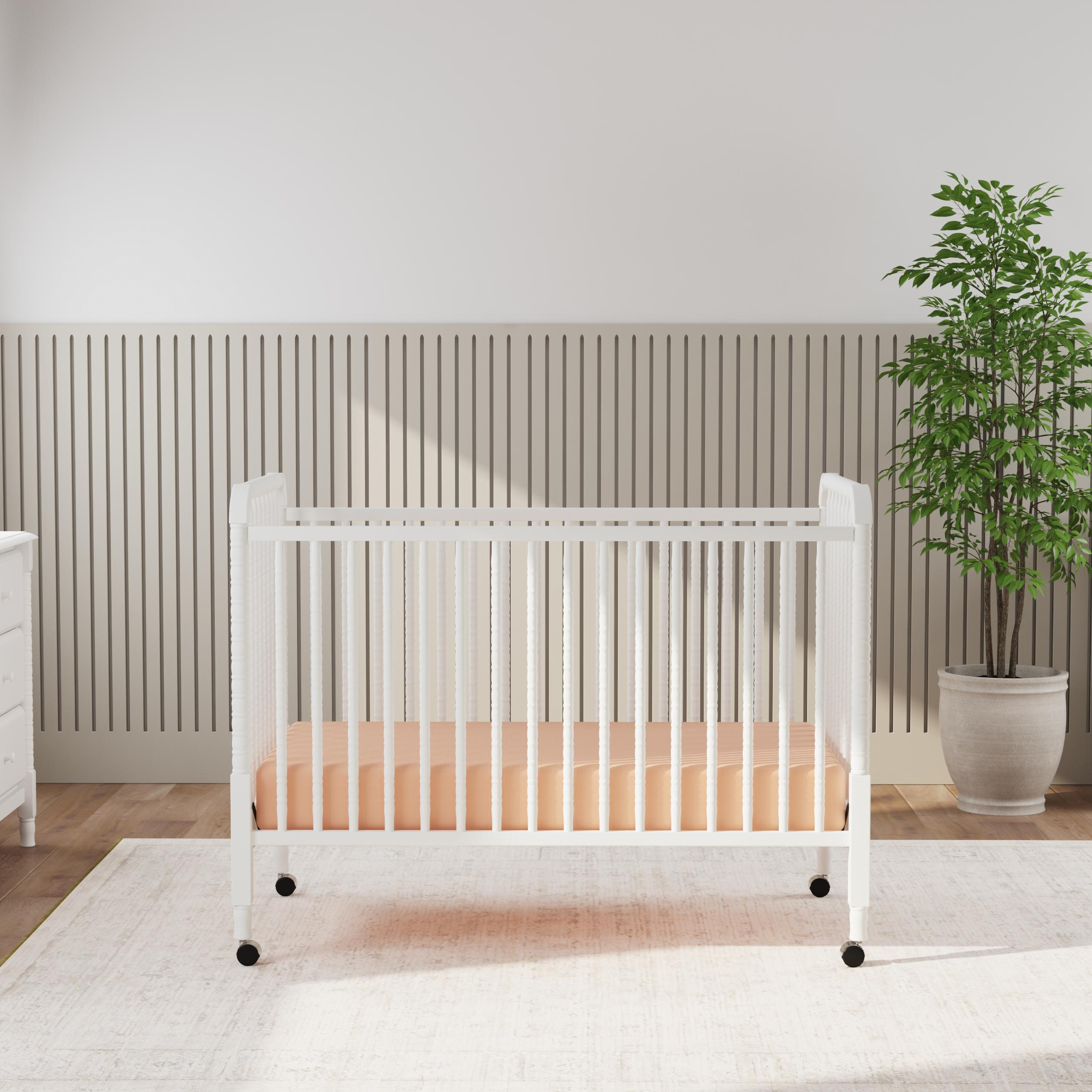 daVinci Jenny Lind 3-in-1 Convertible Crib - White.