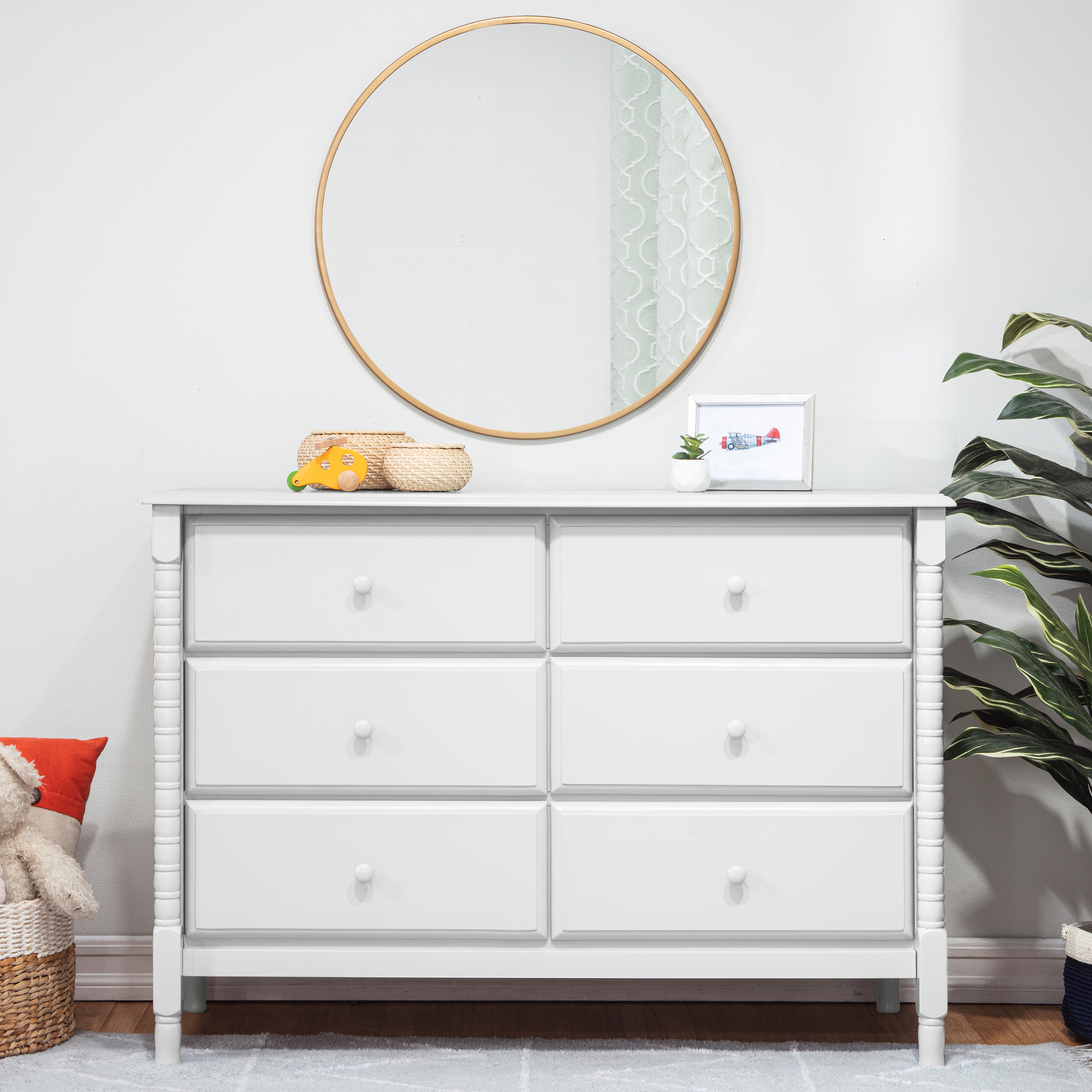 daVinci Jenny Lind Spindle 6-Drawer Dresser - White.
