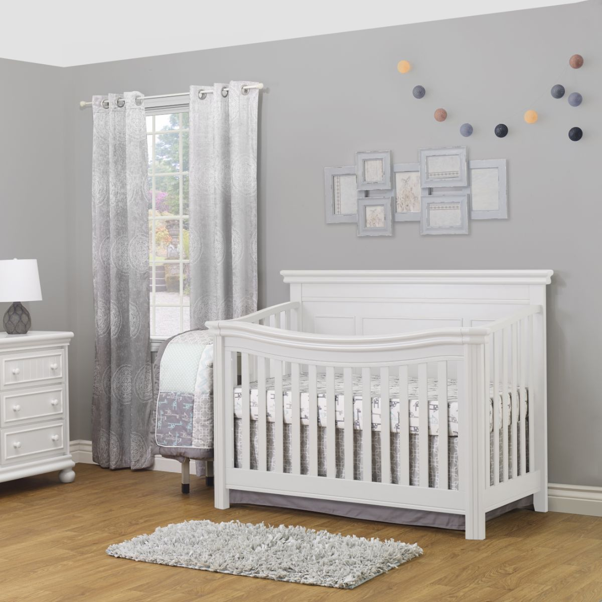 Sorelle Finley Lux Flat Top Crib - White.