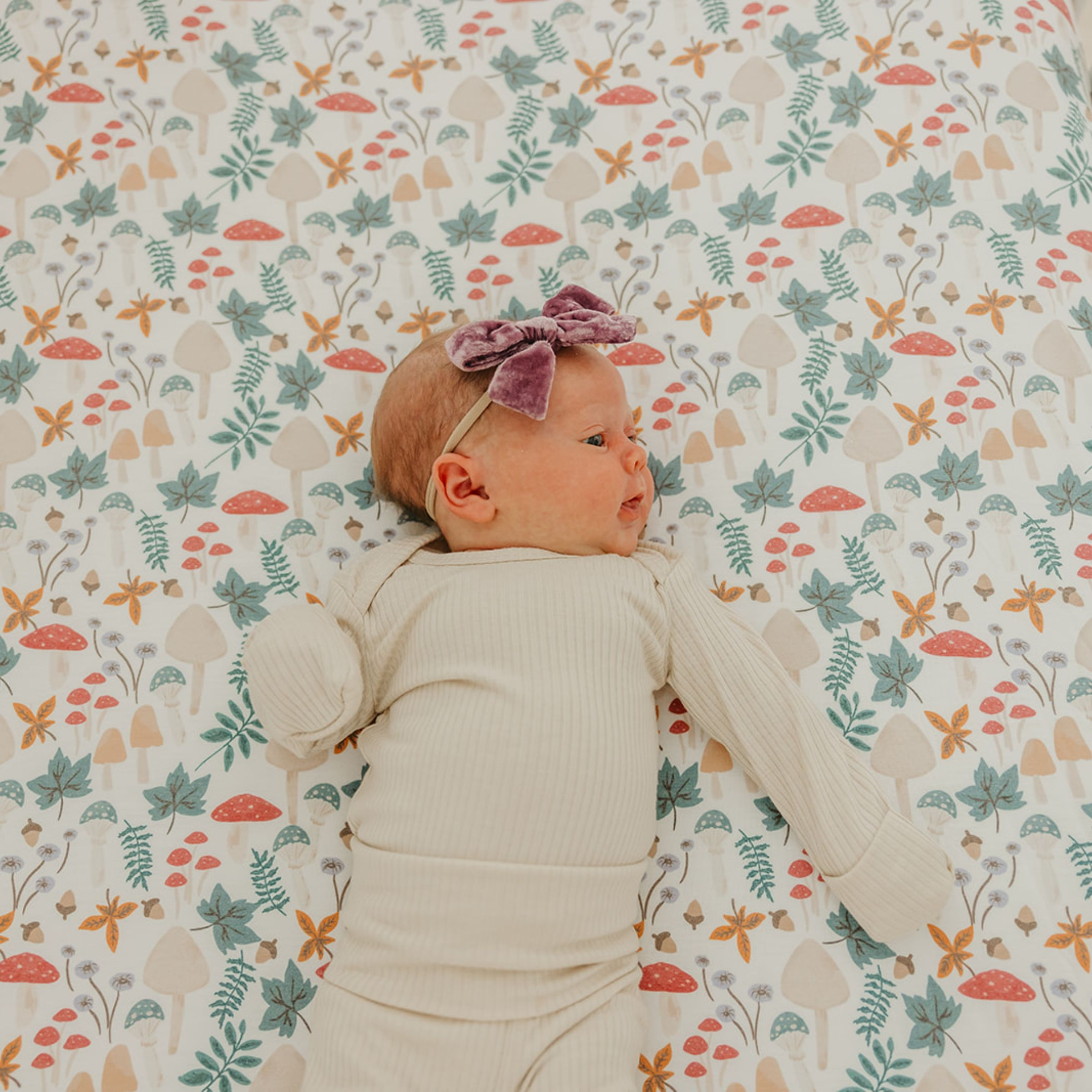 Copper Pearl Printed Premium Crib Sheet - Ivy.