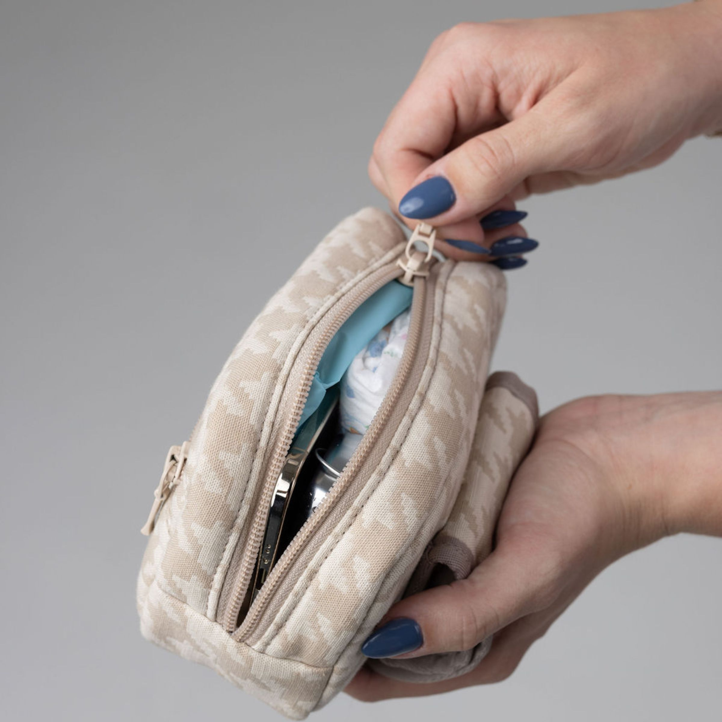 MABĒ The Monarch Accessory Bag - Houndstooth.