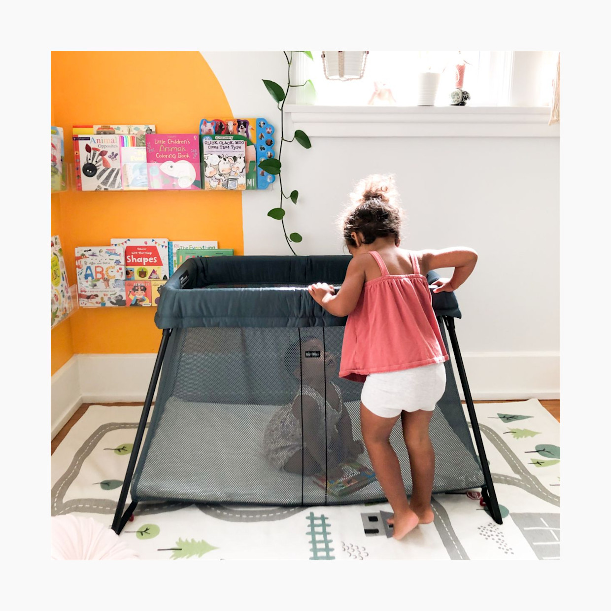 BabyBjörn Travel Crib & Organic Sheet Bundle - Dark Green.