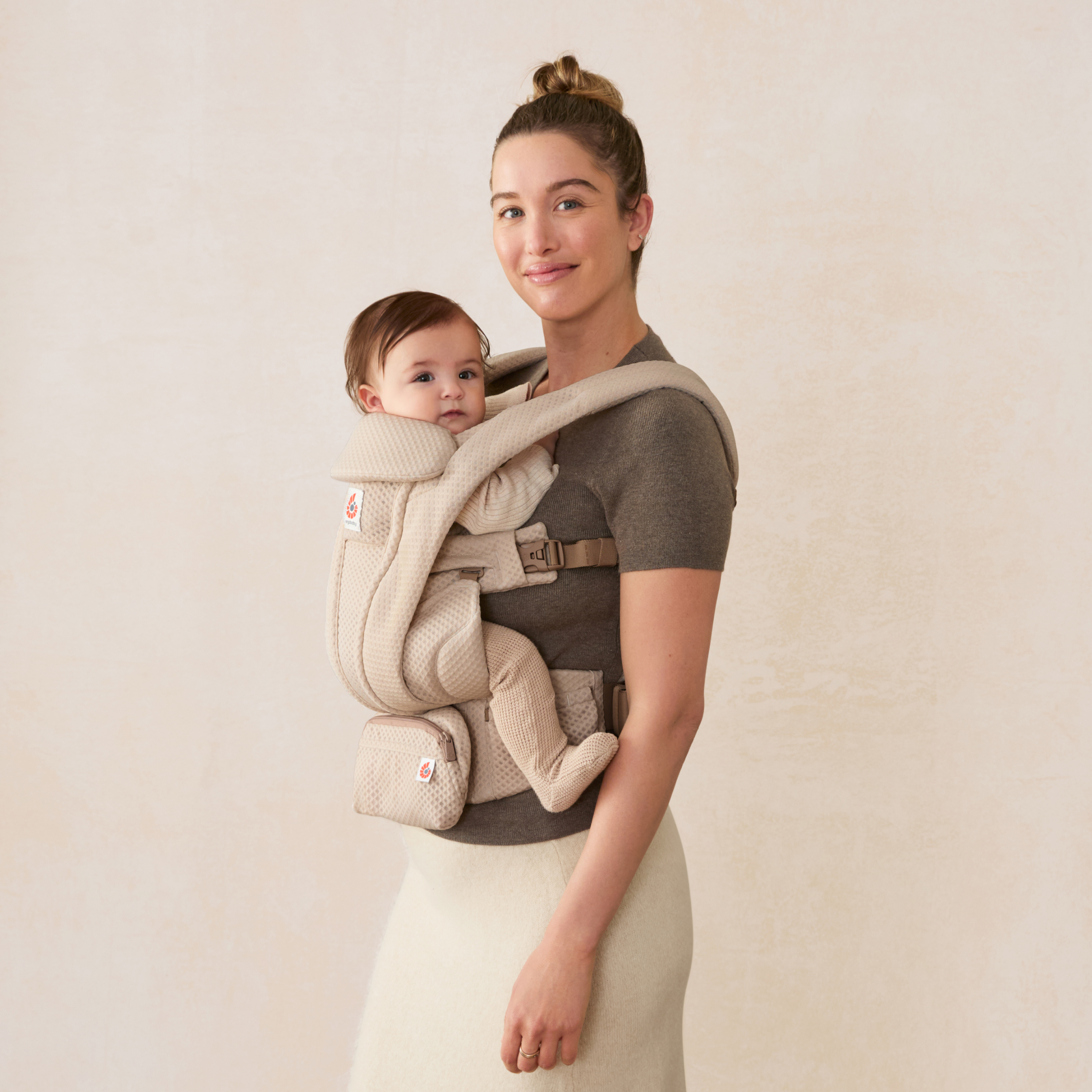 Ergobaby Omni Deluxe Carrier - Natural Beige Mesh.