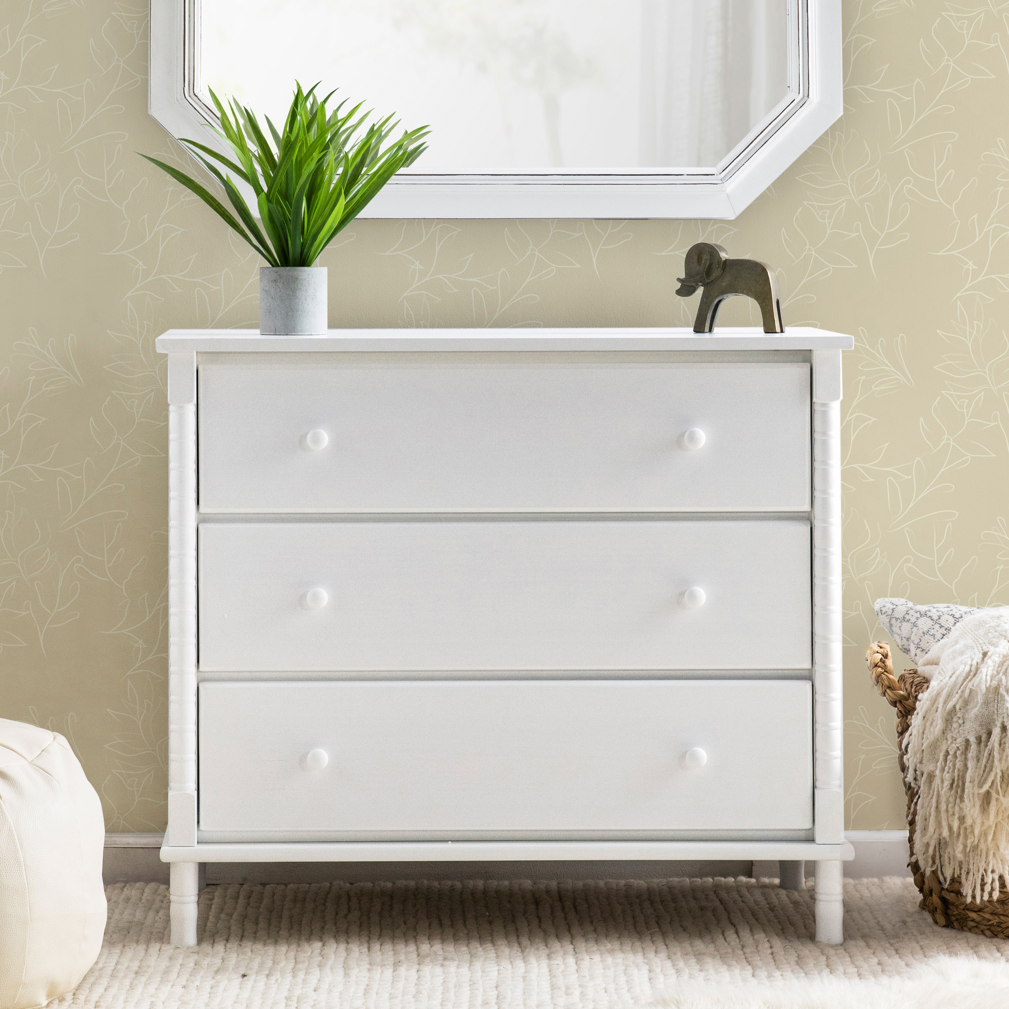 daVinci Jenny Lind Spindle 3-Drawer Dresser - White.