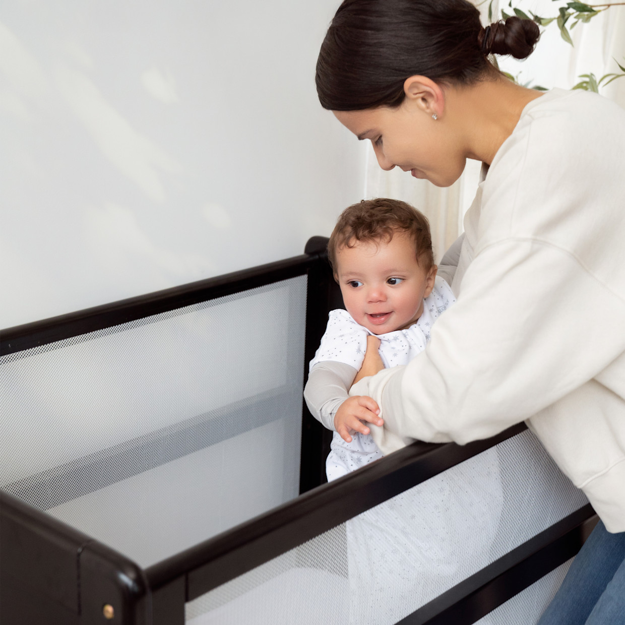 Halo 2-in-1 Breathable Mesh Convertible Mini Crib with Mattress - Black.