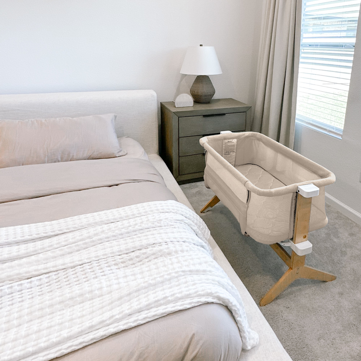 Newton Baby Bassinet & Bedside Sleeper - Sandstone.