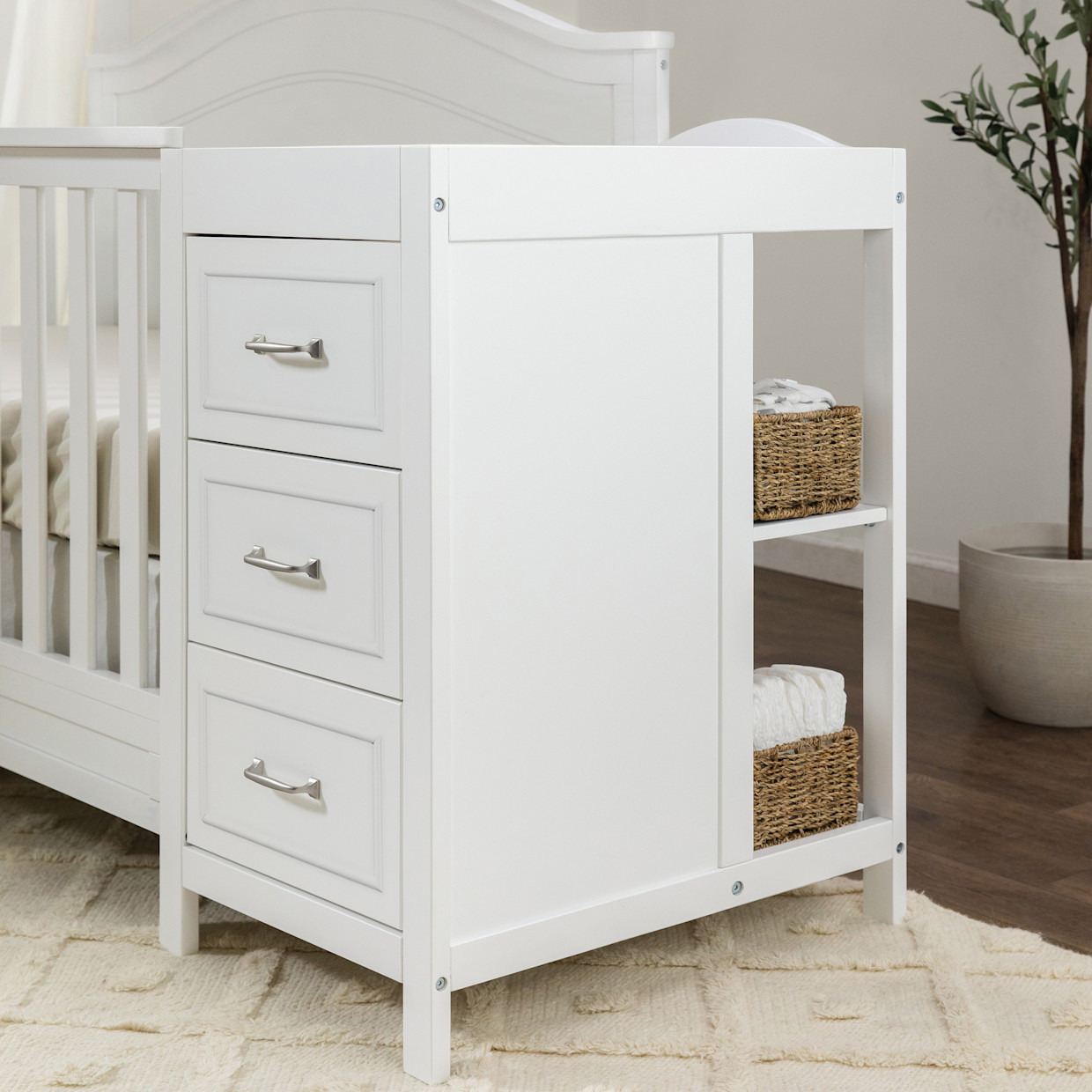 daVinci Charlie 4-in-1 Convertible Crib and Changer Combo - White.