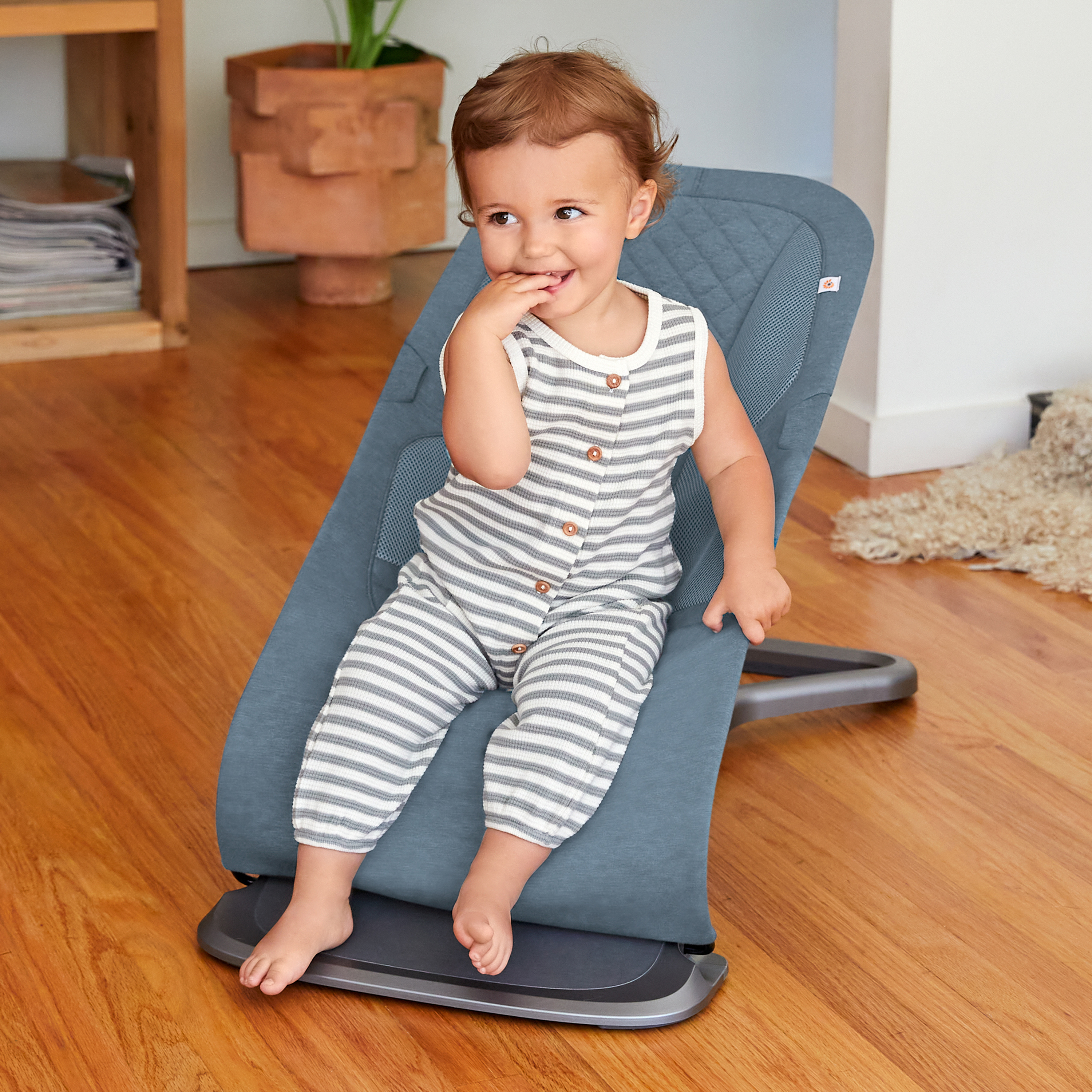 Ergobaby Evolve Bouncer - Oxford Blue.