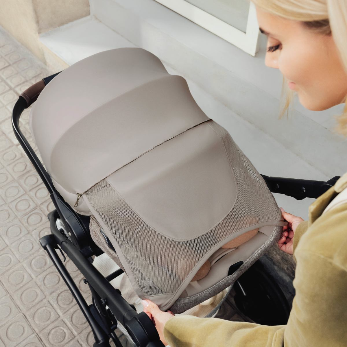 Romer Juni Infant Car Seat with Versa Base - Truffle.