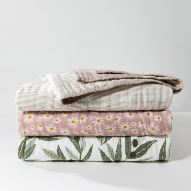 babyletto Quilt in 3-Layer GOTS Certified Organic Muslin Cotton - Olive Branches.