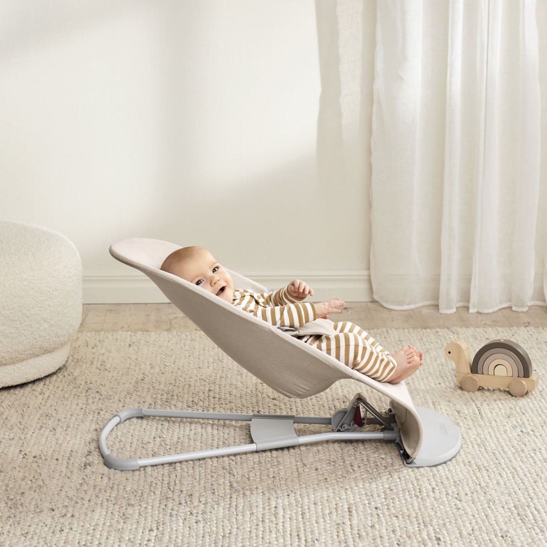 BabyBjörn Bouncer Bliss and Toy Bar Bundle - Light Beige Melange/Bw Googly Eyes.