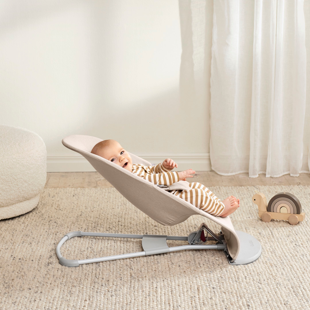 BabyBjörn Bouncer Bliss and Toy Bar Bundle - Light Beige Melange/Bw Googly Eyes.