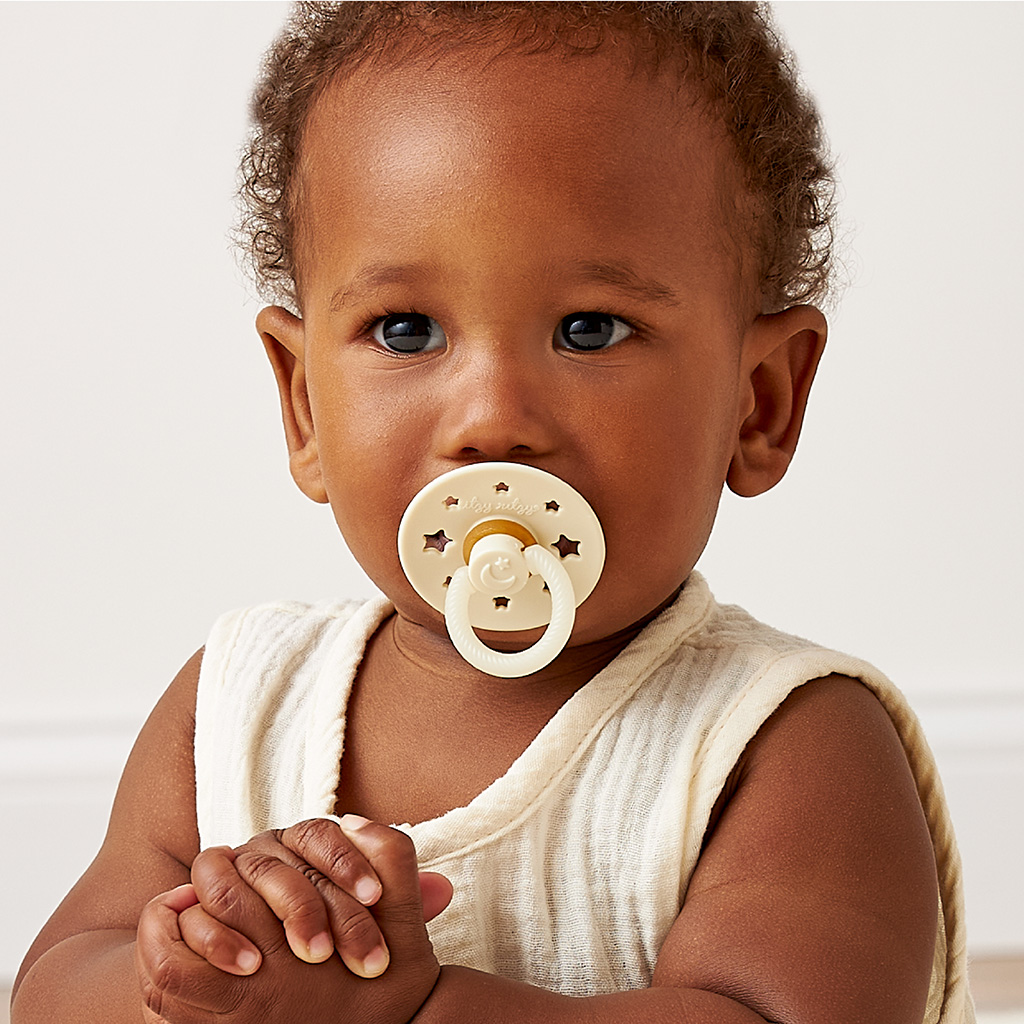 Itzy Ritzy Itzy Soother Glow in the Dark Natural Rubber Pacifier - Green, 6-18.