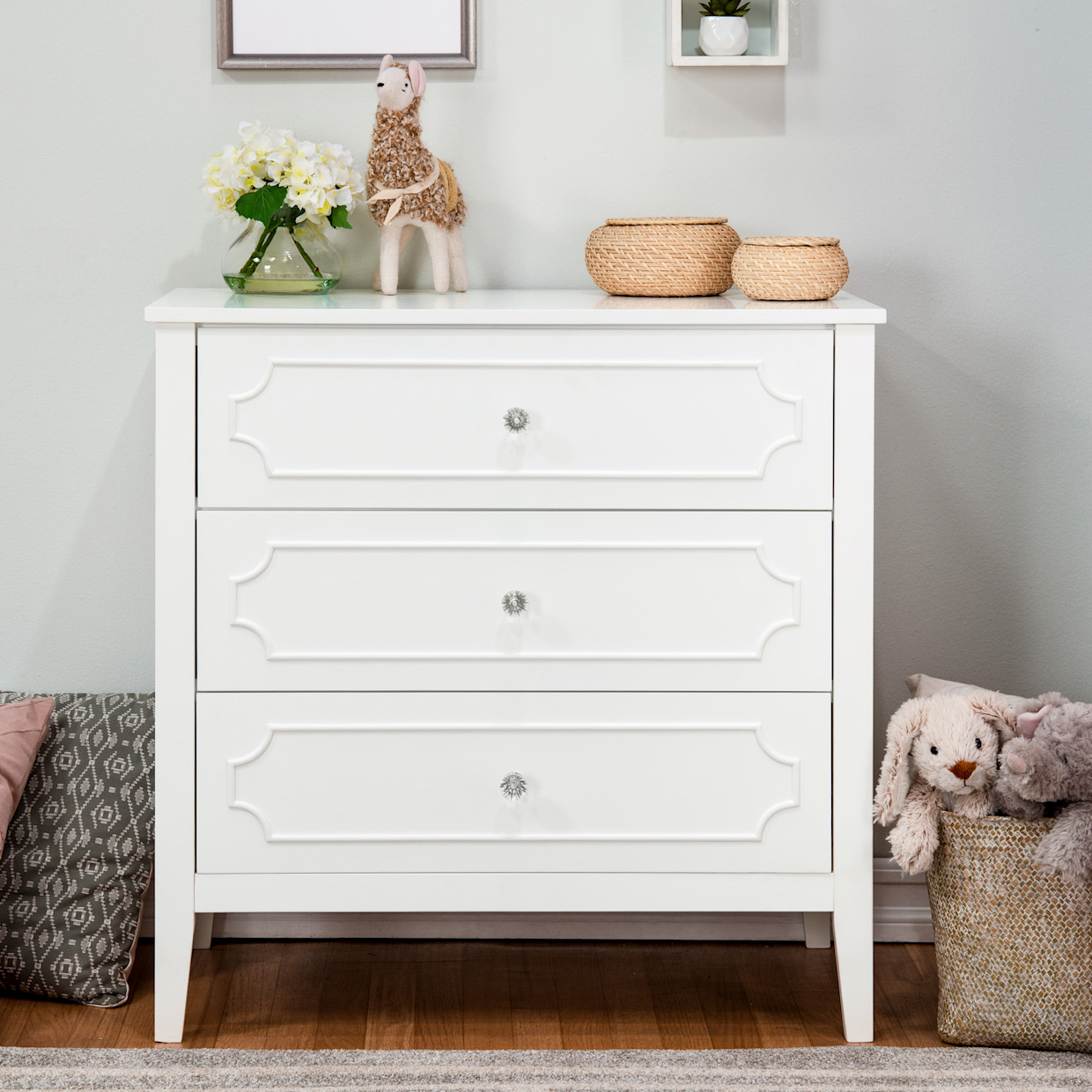 daVinci Chloe Regency 3-Drawer Dresser - White.