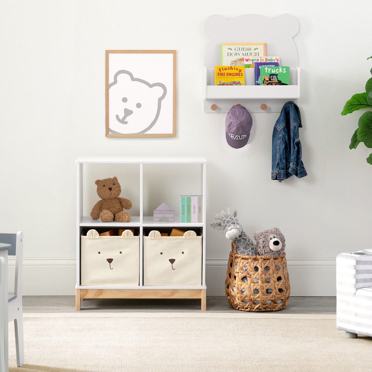 Delta Children babyGap Brannan Bear Wall Shelf with 4 Hooks - White.