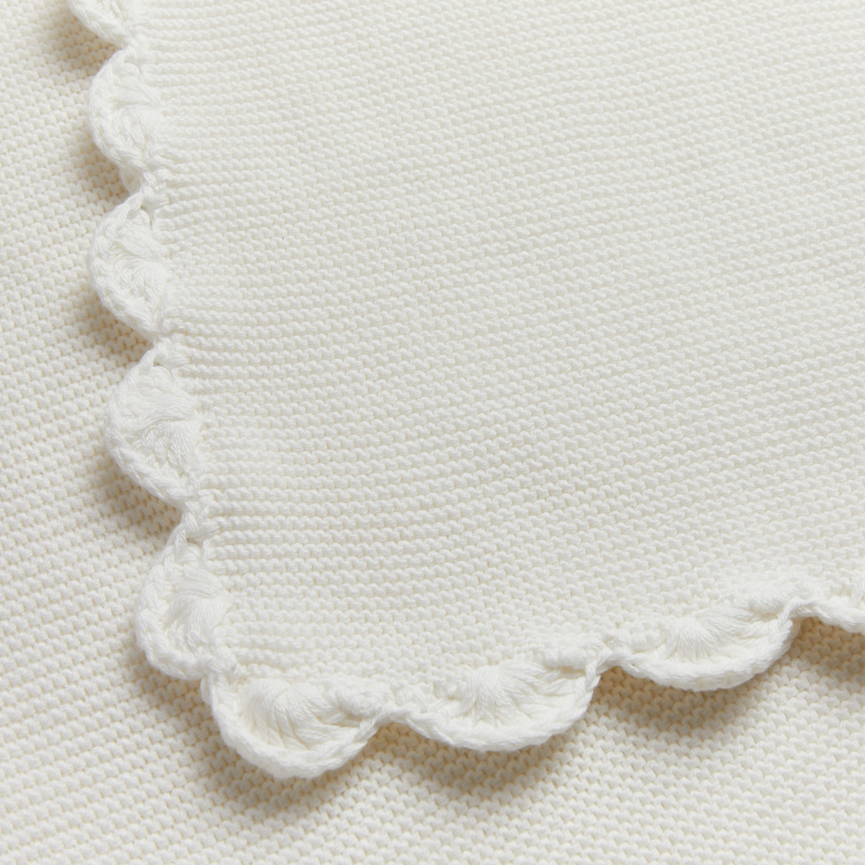 Loomsake Scalloped Blanket - Ivory, Os.