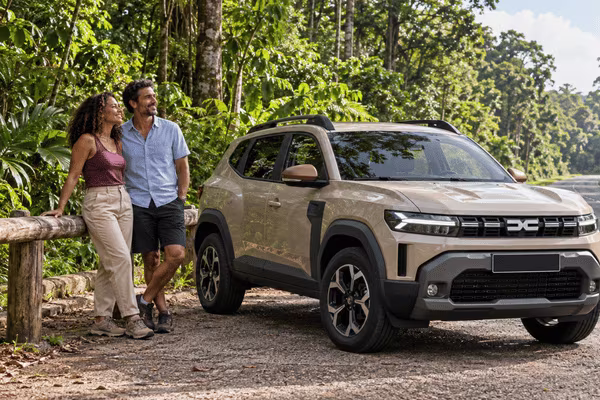 couple en guyane bord de route dacia duster beige