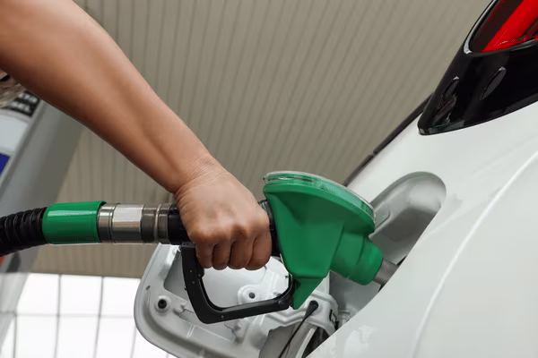 plein essence option europcar -600x400