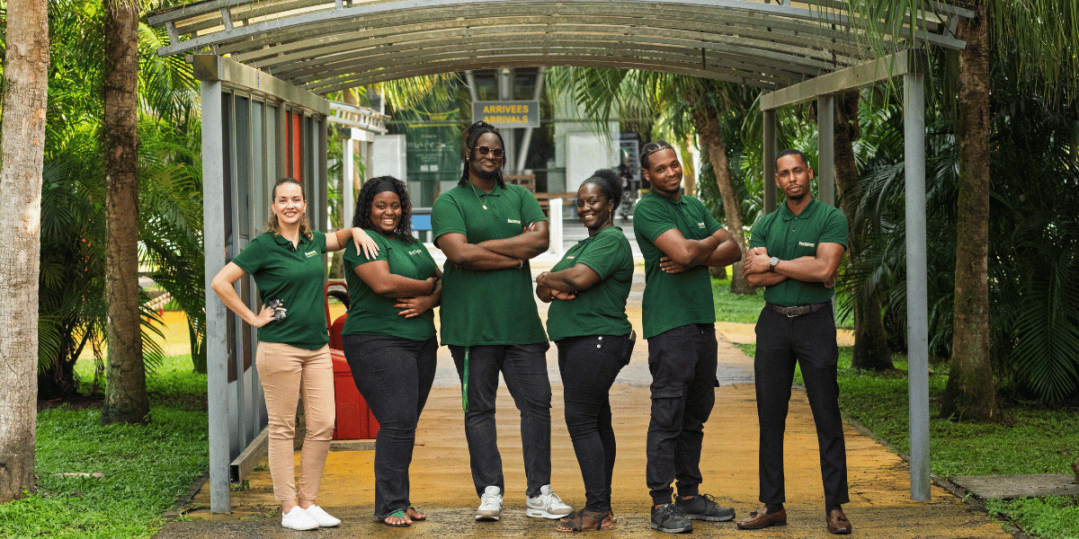 Equipe Europcar Guyane devant l'agence