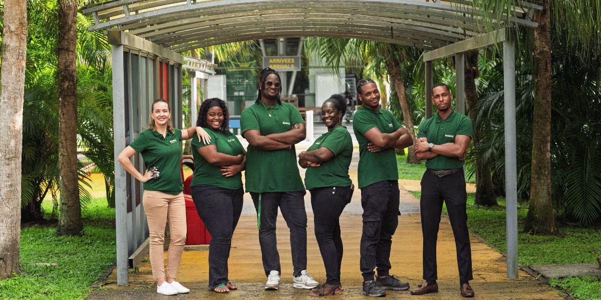 Equipe Europcar Guyane devant l'agence