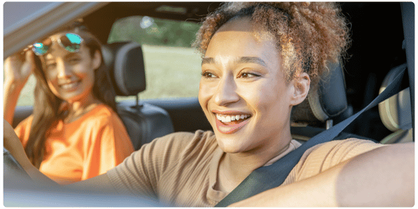 location voiture guyane femme au volant 600x300