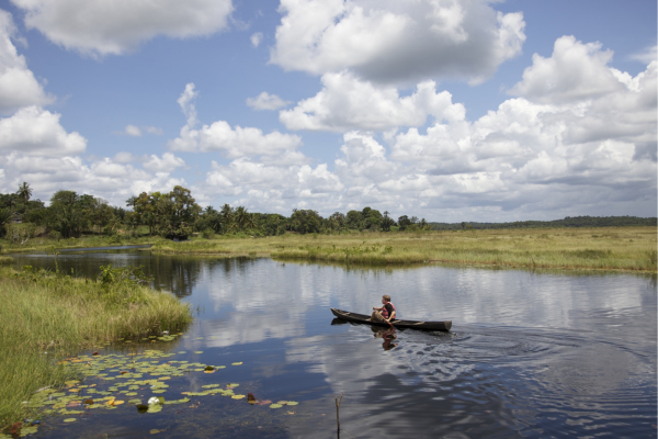 pirogue sur le fleuve en guyane 600x400