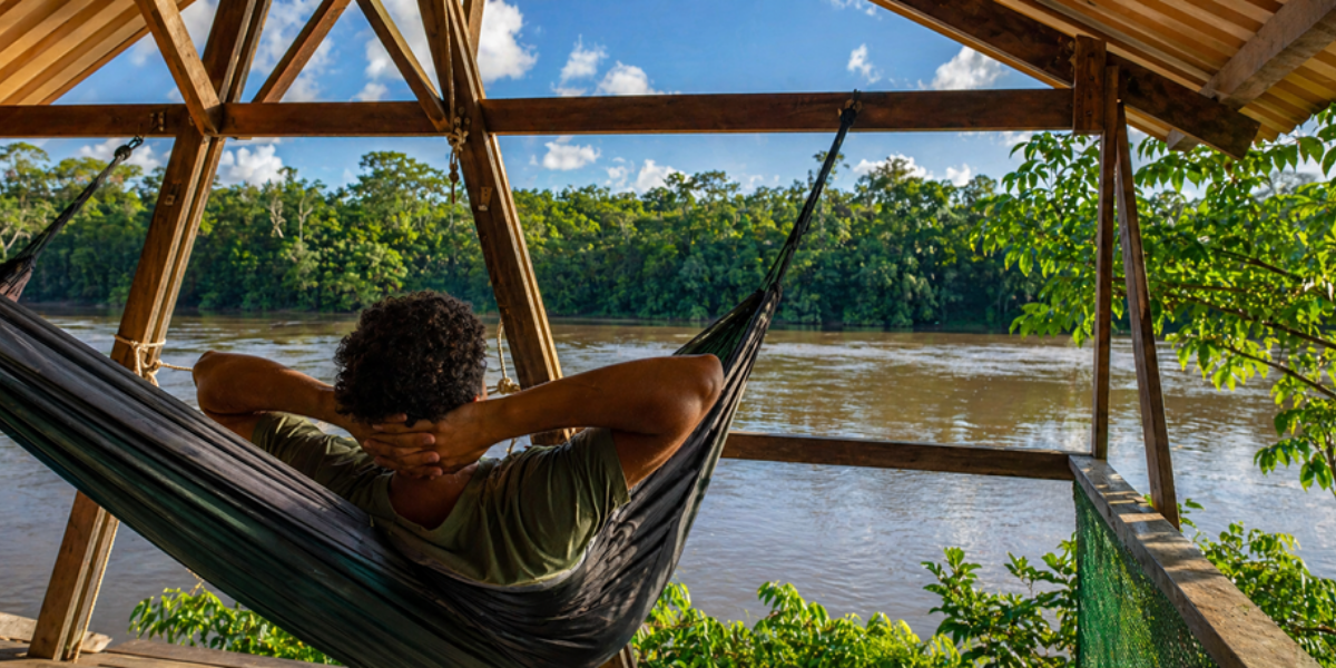 Vue sur un fleuve guyanais depuis un carbet