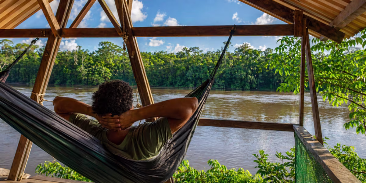 Vue sur un fleuve guyanais depuis un carbet