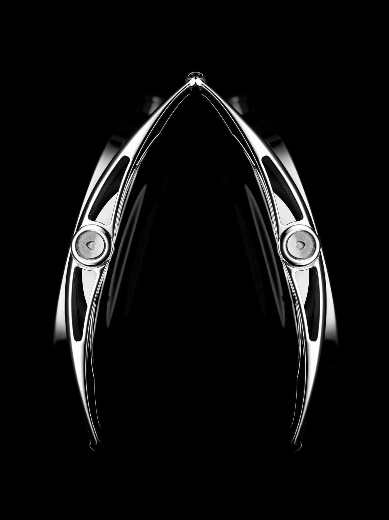 De Bethune invented a simple and effective solution that frees the timepiece from fixed lugs.