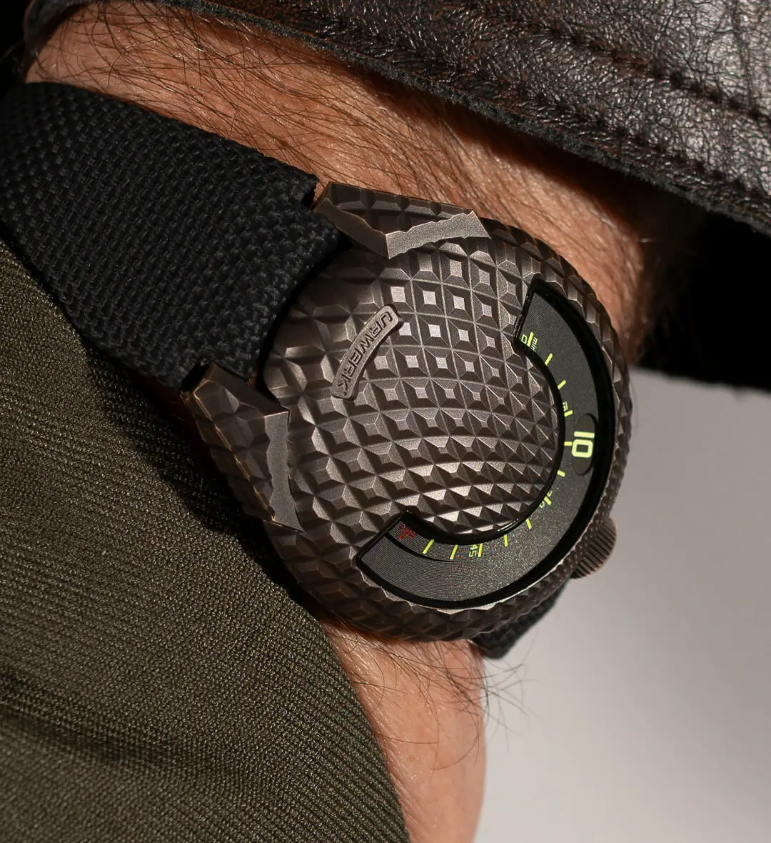 URWERK-UR-101-T-Rex 2