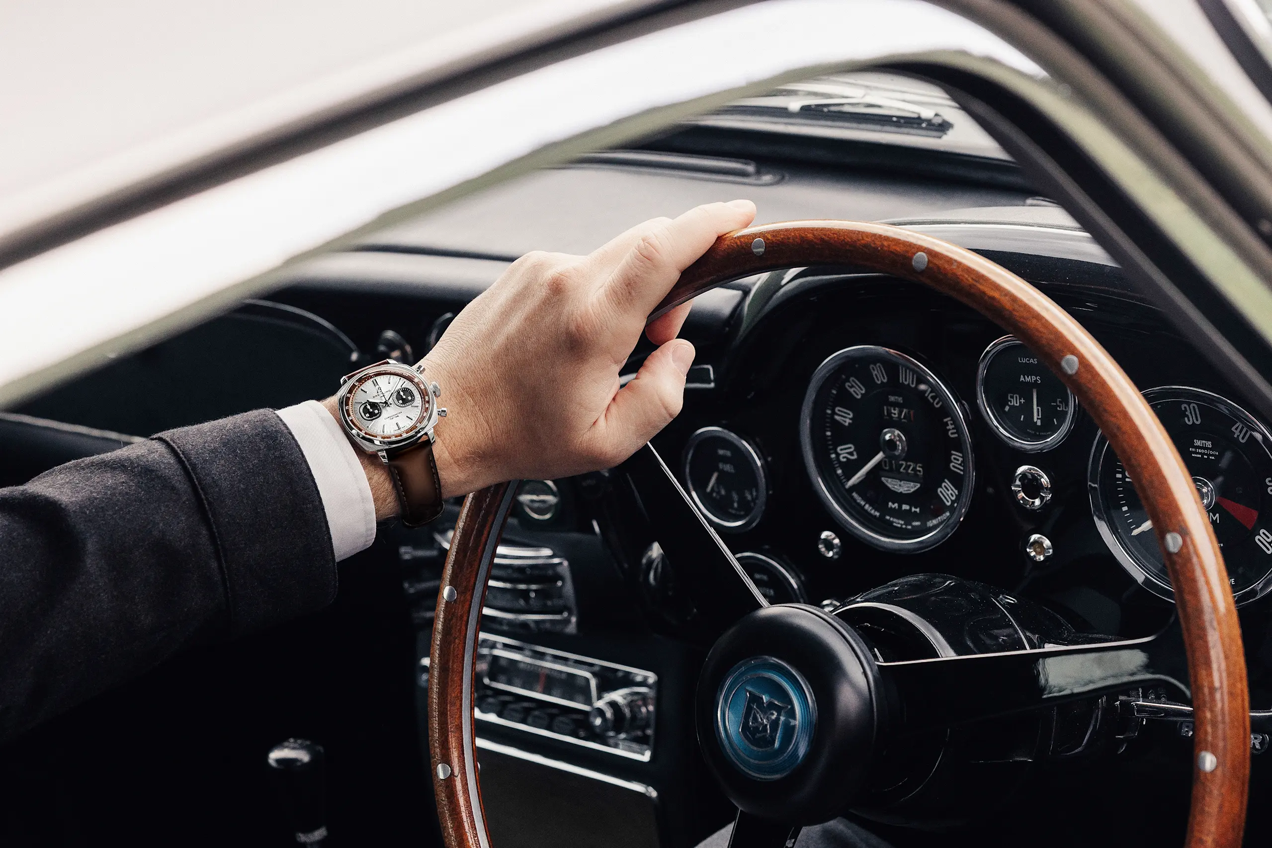 03 Top-Time-B01-Chronograph-41-Tribute-to-Aston-Martin-DB5 AB0178121G1X1 RGB