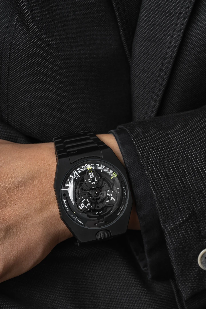 Urwerk Ur-100 v Full Black Titanium Jacket 