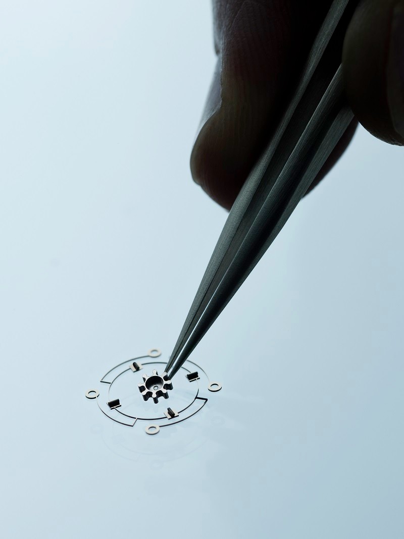 The principle is based on oscillators with mechanically driven high frequencies – up to 100 times faster than the frequencies currently reached – by means of vibrations and without friction or wear.