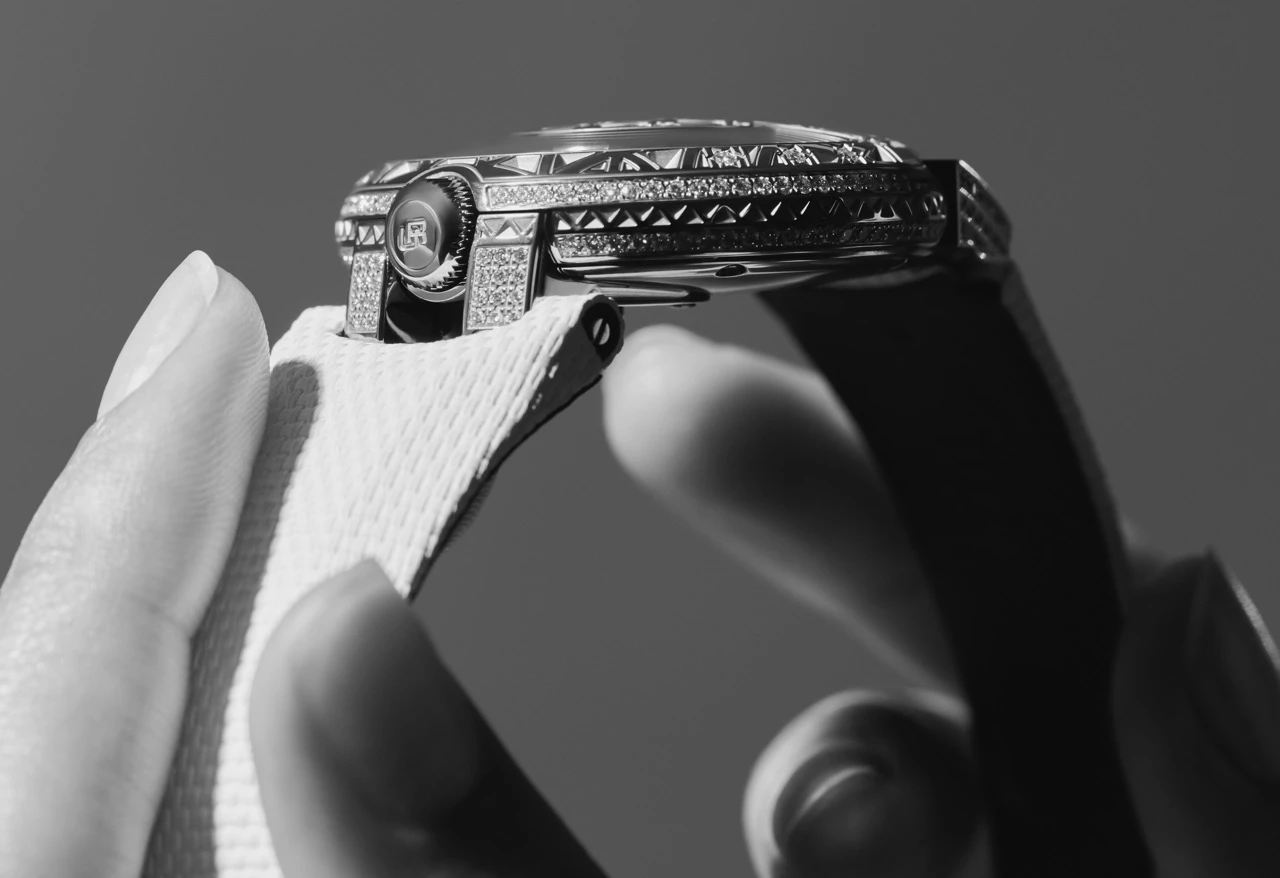 URWERK Debuts the New UR-101 Diamond Sky - 5