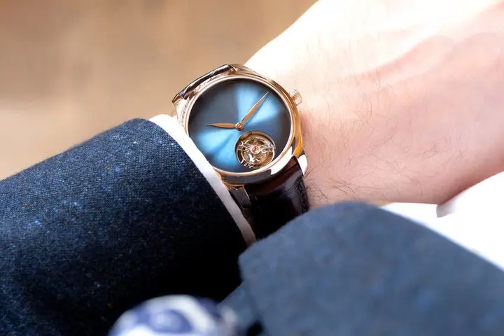 H. Moser & Cie. Endeavour Centre Seconds Concept blue fumé dial