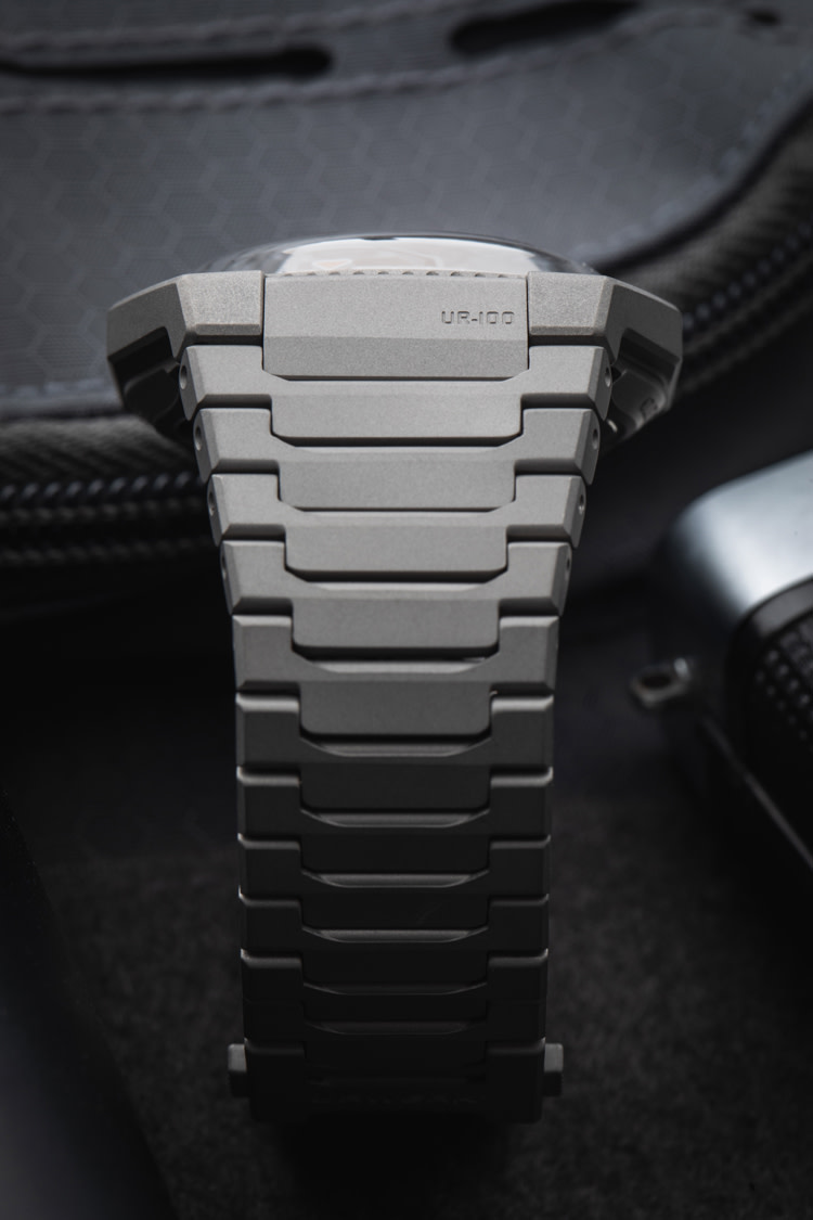  Urwerk’s UR-100V Full Titanium Jacket