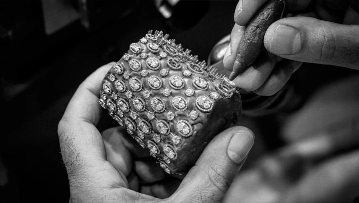 Valérie Messika has successfully entered this exclusive domain, launching a Maison which brims with technical innovation with ease, tradition and modernity.