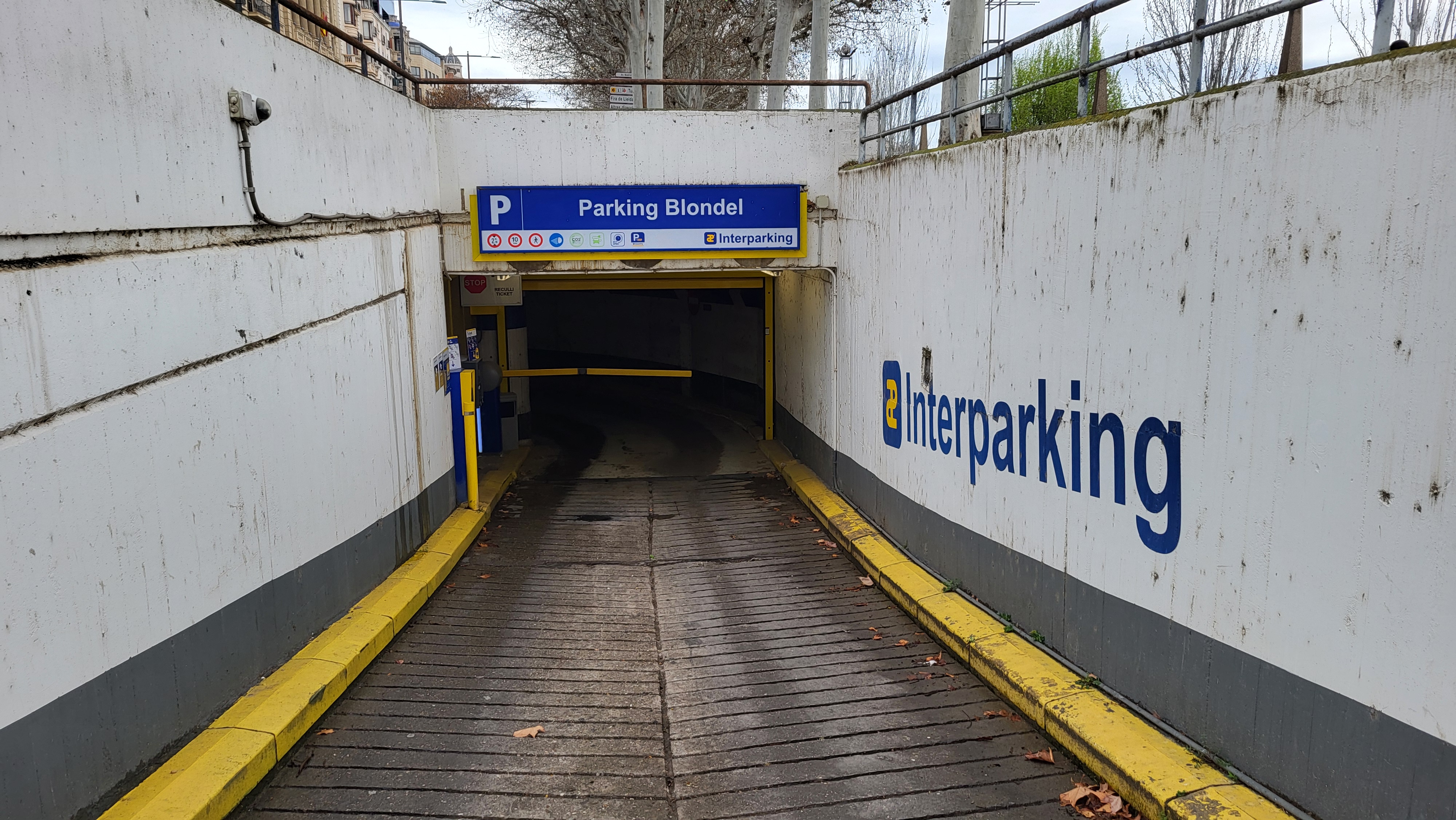car park right in the historic centre, ideal for visits and local tourism.