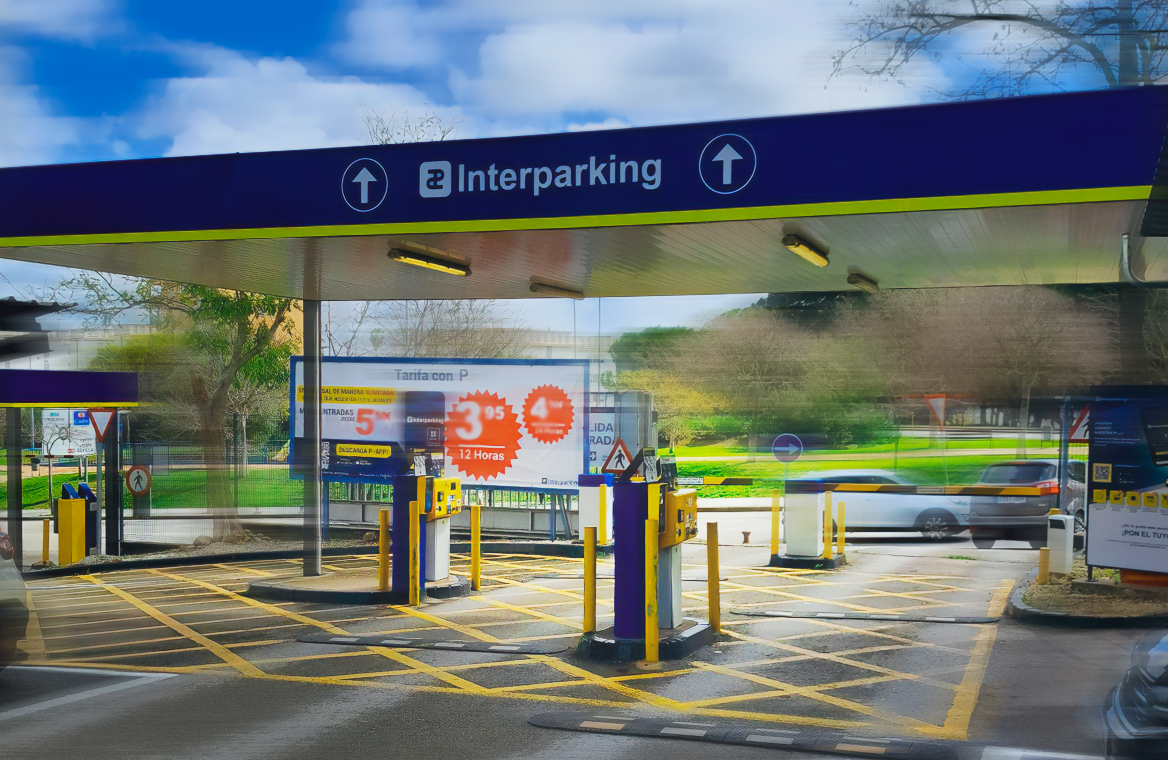 car park  close to monuments, shops and the cathedral, ideal for tourists.
