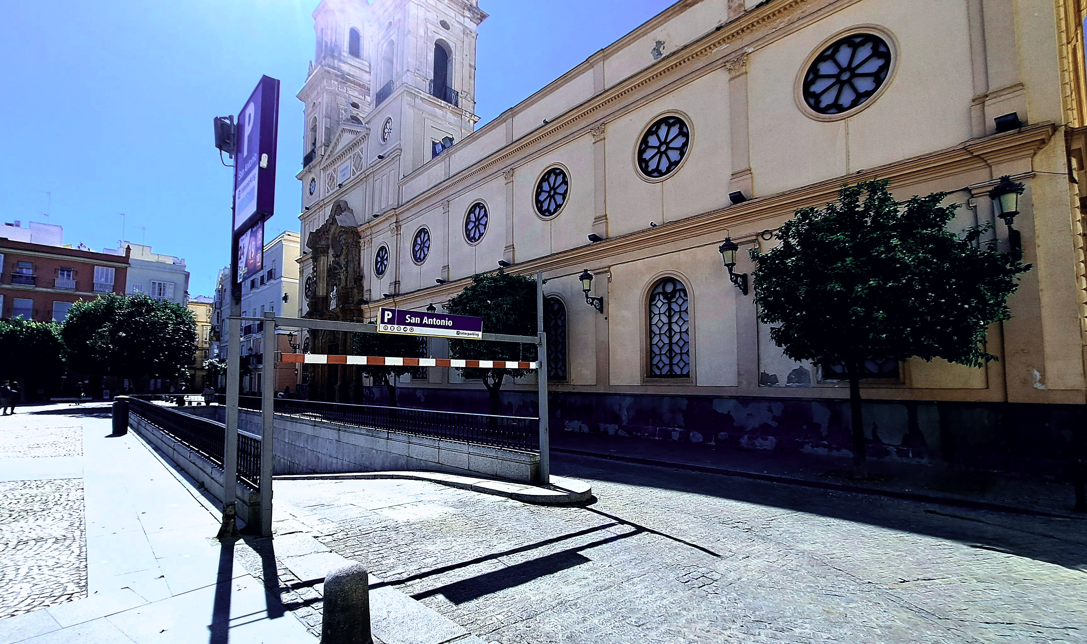 car park  close to monuments, shops and the cathedral, ideal for tourists.