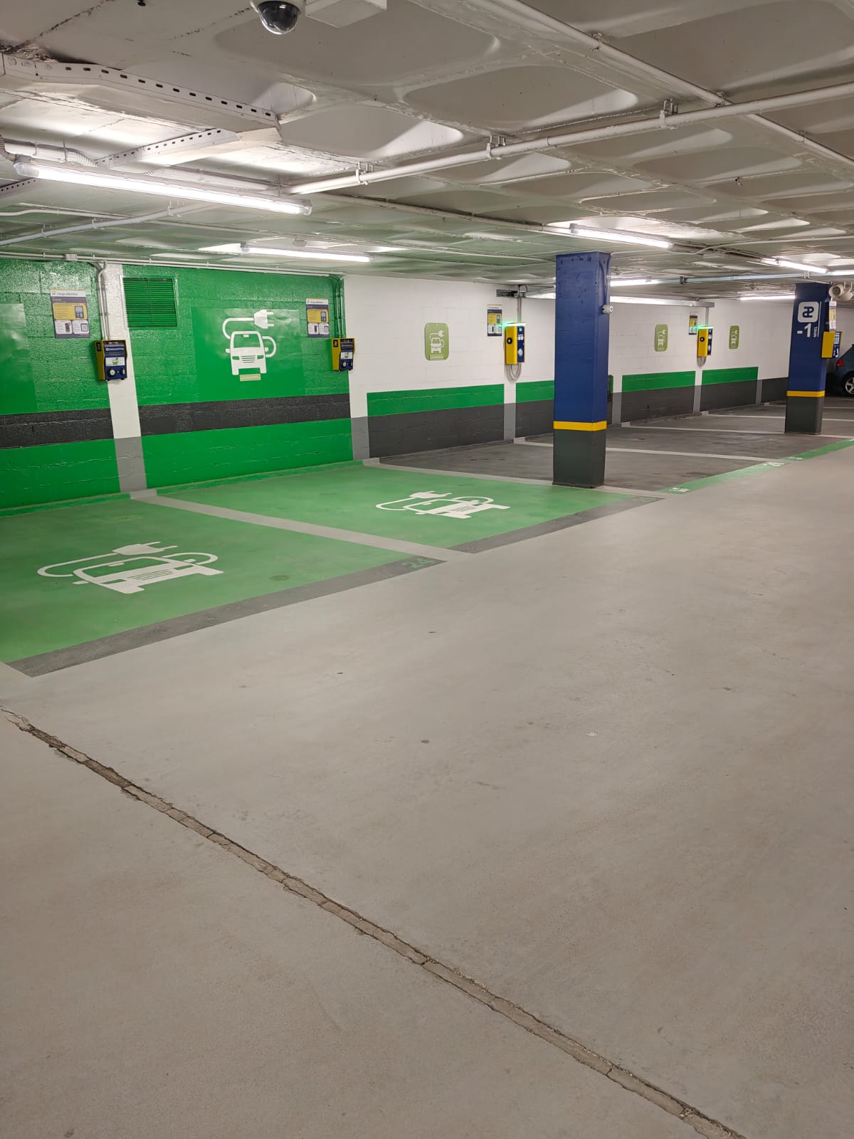 car park  close to monuments, shops and the cathedral, ideal for tourists.