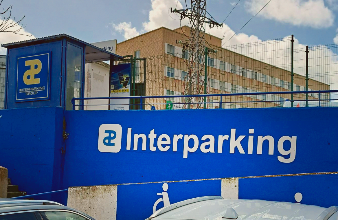 car park  close to monuments, shops and the cathedral, ideal for tourists.