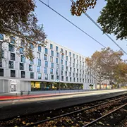 Hotel mit Straße im Vordergrund