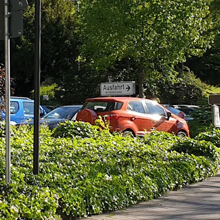 Bild einer Contipark Parkeinrichtung mit Contipark-Einfahrtsschild