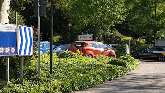 Bild einer Contipark Parkeinrichtung mit Contipark-Einfahrtsschild