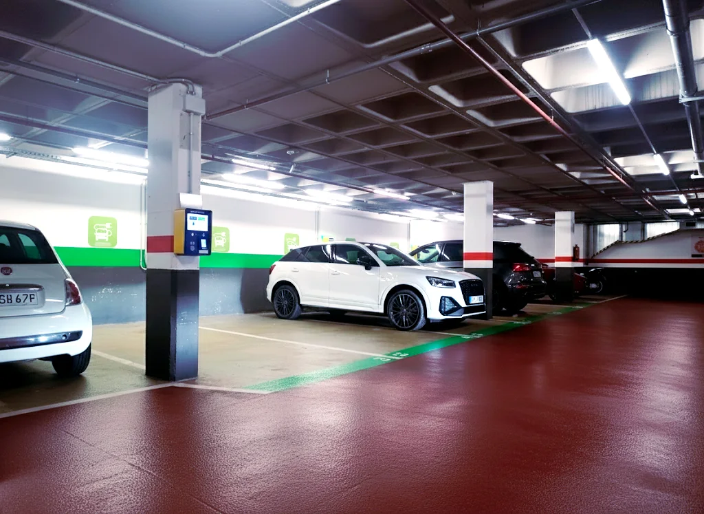 car park  close to monuments, shops and the cathedral, ideal for tourists.