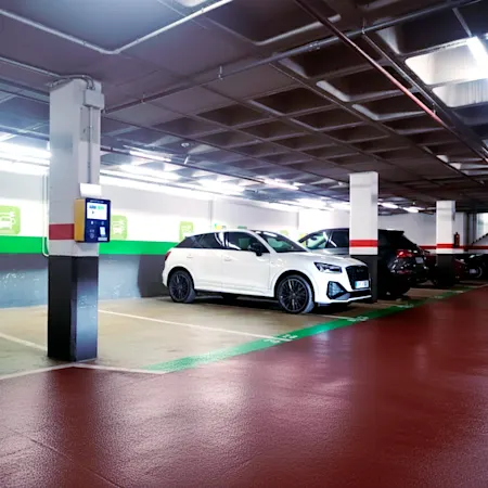 car park close to monuments, shops and the cathedral, ideal for tourists.