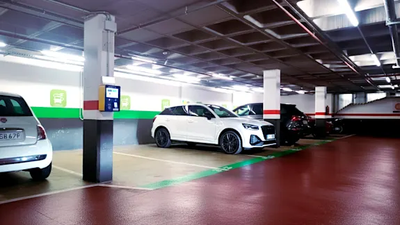 car park close to monuments, shops and the cathedral, ideal for tourists.