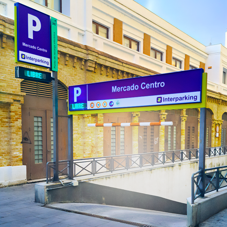 car park  close to monuments, shops and the cathedral, ideal for tourists.